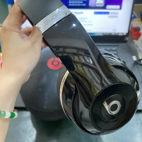 Beats Studio Wireless đen chi tiết bản lề Studio