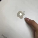 iPad Pro M4 close-up logo Apple mặt lưng