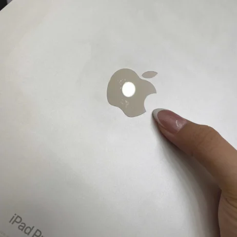 iPad Pro M4 close-up logo Apple mặt lưng