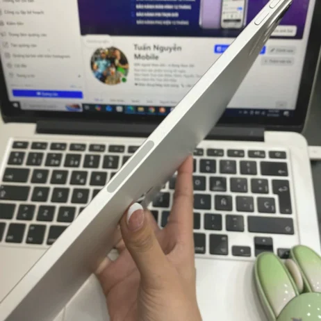 iPad Pro M4 thiết kế mỏng cạnh bên
