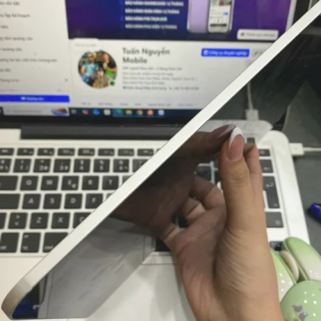 iPad Pro M4 cạnh nghiêng siêu mỏng