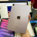 iPad mini 7 Tím mặt lưng logo Apple cầm trên tay
