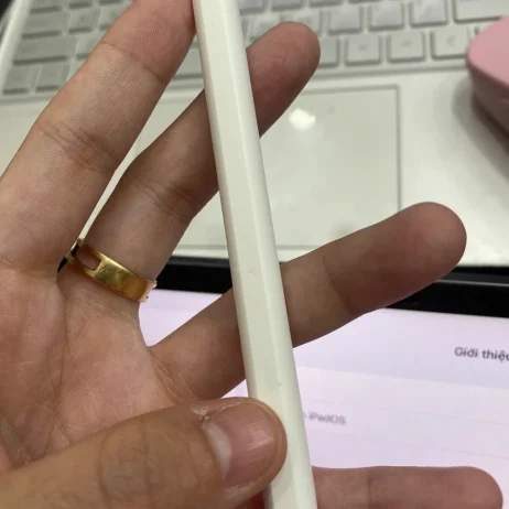iPad Pro 12.9 inch thế hệ 5 bút Apple Pencil 2 trên tay