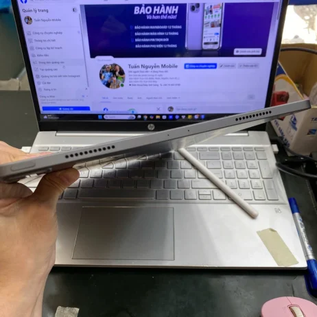 iPad Pro 12.9 inch thế hệ 5 cạnh bên thân máy