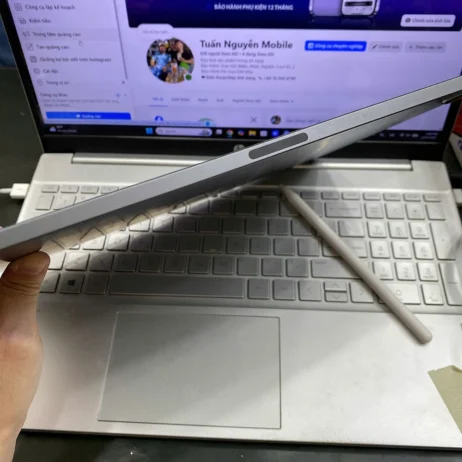 iPad Pro 12.9 inch thế hệ 5 cạnh trên loa