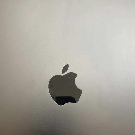 iPad Pro 12.9 inch thế hệ 5 logo Apple mặt lưng
