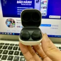 Cận cảnh tai nghe Samsung Galaxy Buds FE Graphite trong hộp sạc