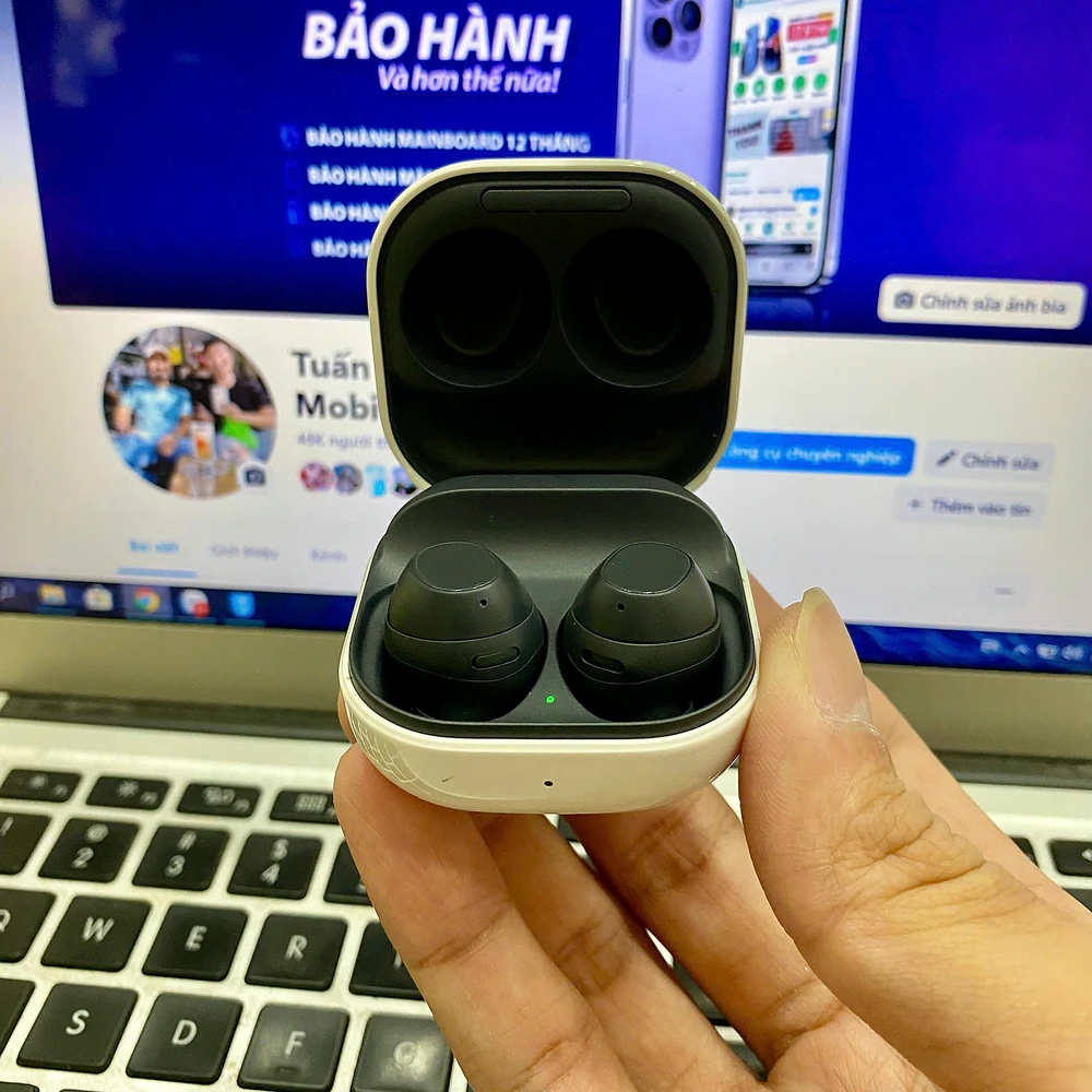 Cận cảnh tai nghe Samsung Galaxy Buds FE Graphite trong hộp sạc