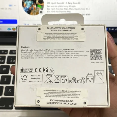 Samsung Galaxy Buds3 Bạc cũ hộp mặt sau