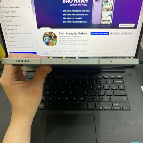 samsung-tab-s9-fe-xanh-cu-canh-tren Samsung Galaxy Tab S9 FE Xanh cũ cạnh trên loa