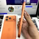 iPhone 17 Pro 256GB Cam Cosmic Orange cạnh nút bấm khay SIM