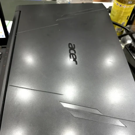 Laptop Acer Nitro 5 AN515-57 mặt lưng logo Acer