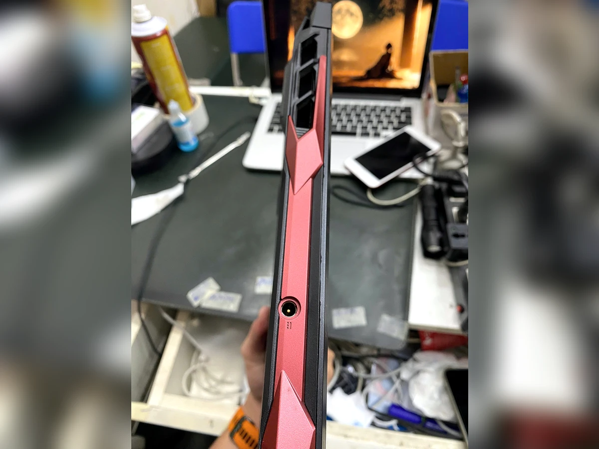 Laptop Acer Nitro AN515-57 cạnh bên nắp lưng đỏ
