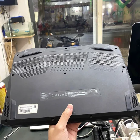 Laptop Acer Nitro AN515-57 mặt đáy khe tản nhiệt