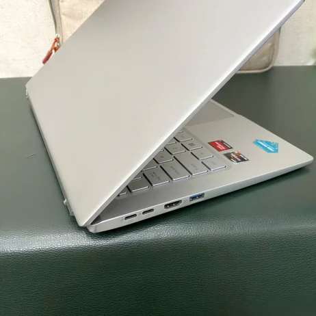 Laptop Acer Swift Go 14 góc nghiêng cạnh cổng