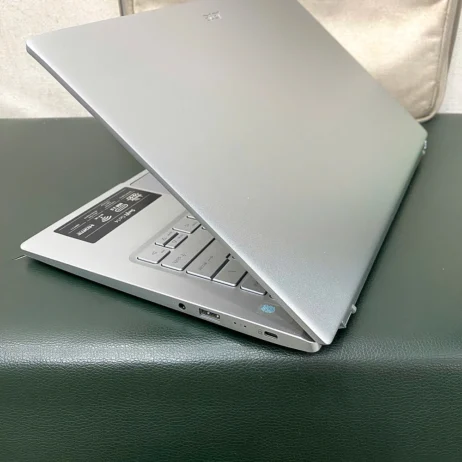 Laptop Acer Swift Go 14 góc nghiêng mở máy