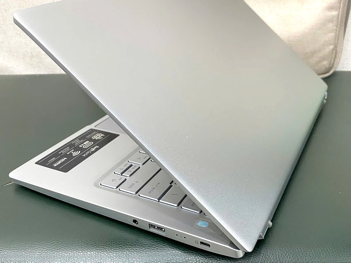 Laptop Acer Swift Go 14 mở máy tổng thể