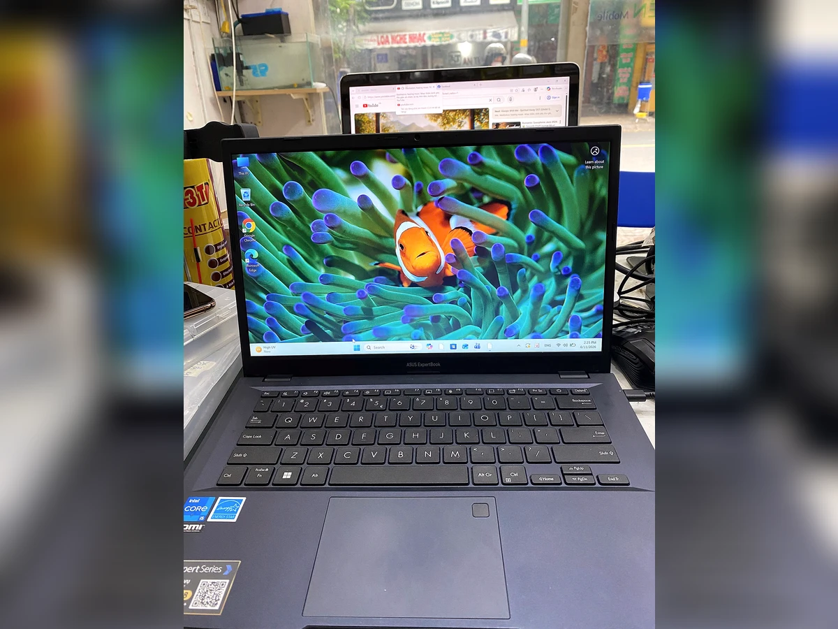 Laptop ASUS ExpertBook B1402CVA mở máy bàn phím màn hình