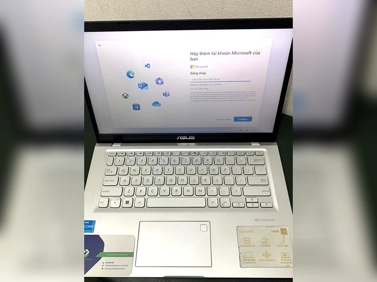 Laptop Asus Vivobook A415EA mở máy tổng thể