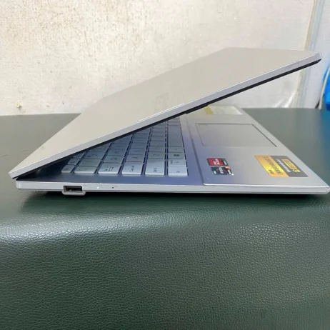laptop-asus-vivobook-go-e1504fa-canh-cong-ket-noi Laptop Asus Vivobook Go E1504FA cạnh cổng kết nối