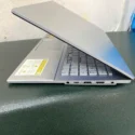 Laptop Asus Vivobook Go E1504FA góc nghiêng mở máy