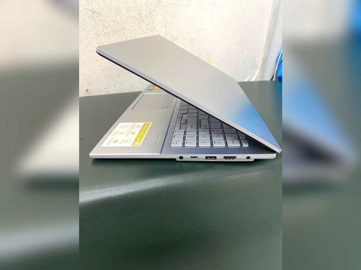 Laptop Asus Vivobook Go E1504FA mở máy tổng thể