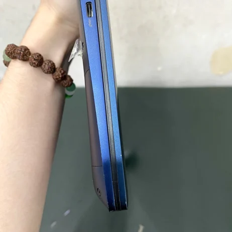 Laptop ASUS ZenBook UX334FAC cạnh bên cổng USB-C