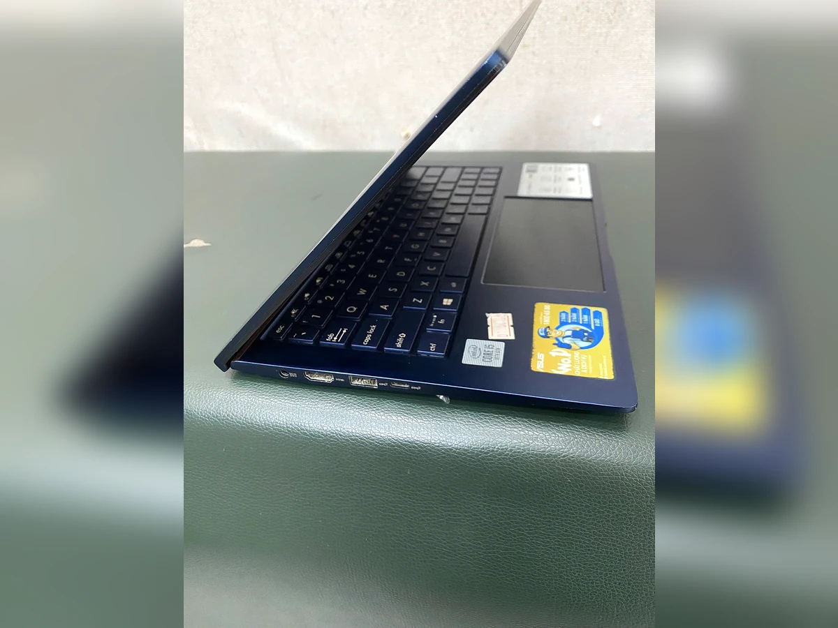 Laptop ASUS ZenBook UX334FAC mở máy bản lề ErgoLift và ScreenPad