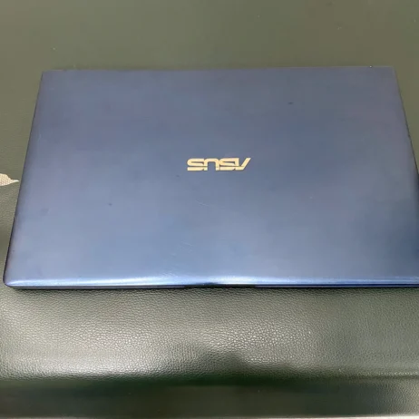 Laptop ASUS ZenBook UX334FAC nắp lưng logo ASUS màu xanh