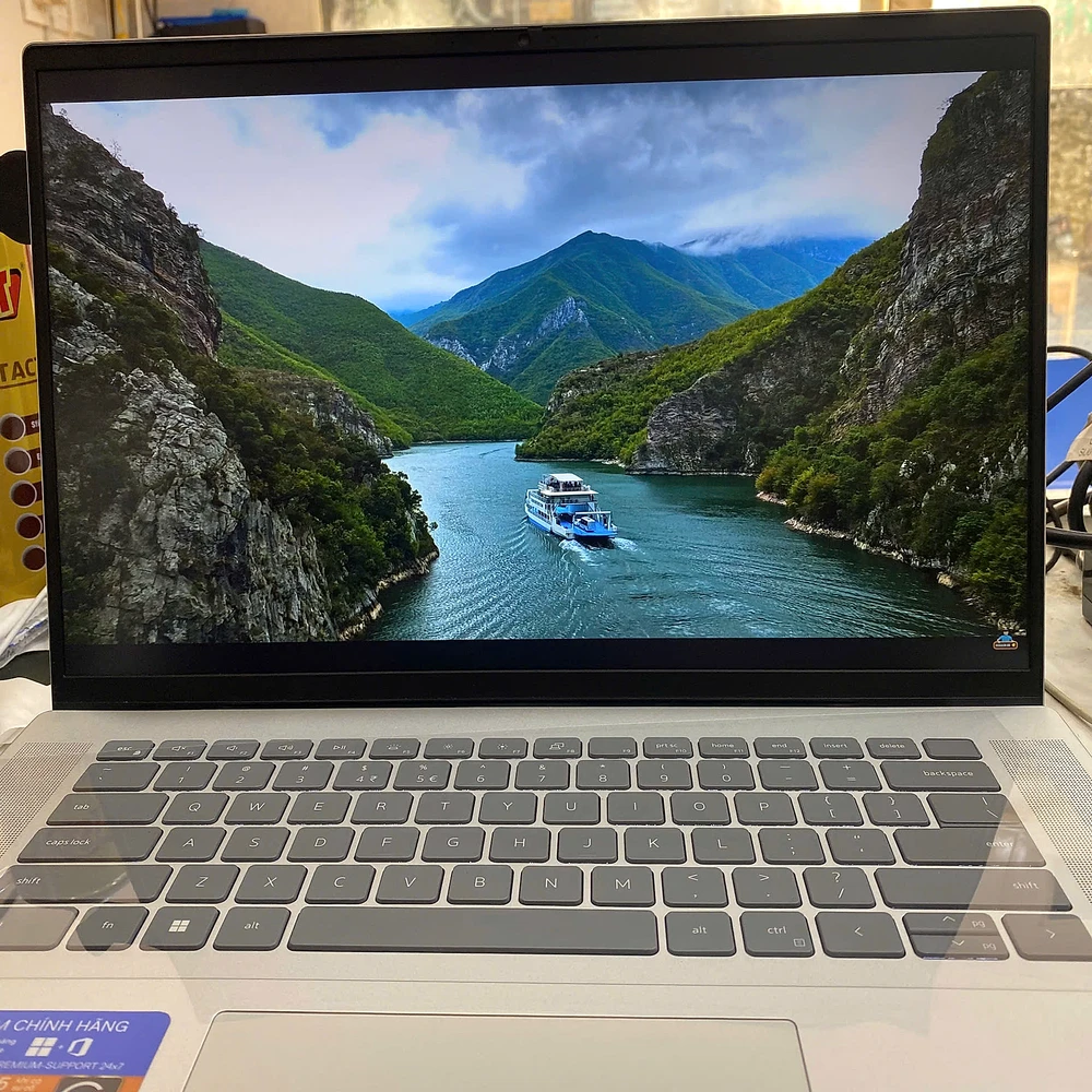 laptop-dell-inspiron-16-5620-i5-1235u Laptop Dell Inspiron 16 5620 i5-1235U màn 16 inch mở máy