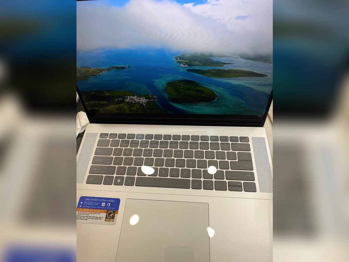 Laptop Dell Inspiron 16 5620 mở máy bàn phím màn hình lớn