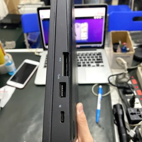 Laptop Dell Precision 3530 cạnh trái cổng USB-C và khe SD