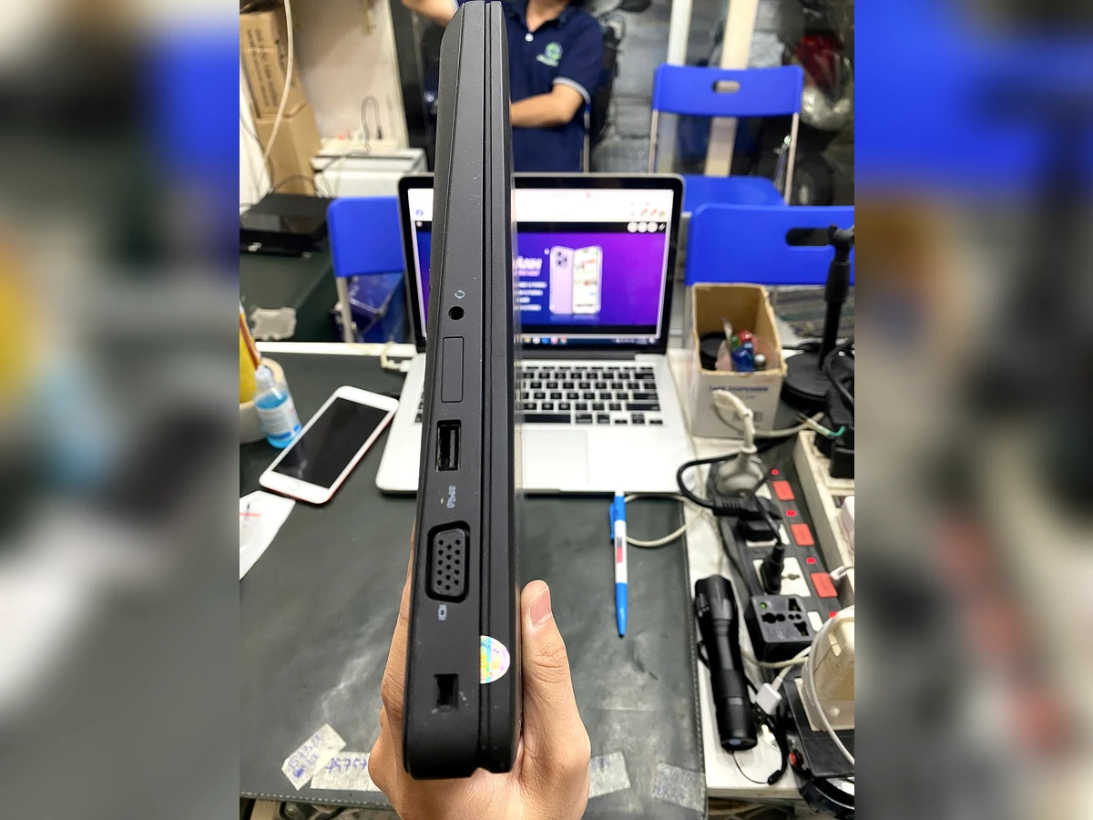 Laptop Dell Precision 3530 cạnh bên cổng VGA USB
