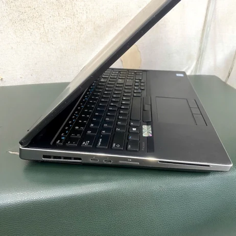 Laptop Dell Precision 7530 bàn phím cạnh trái
