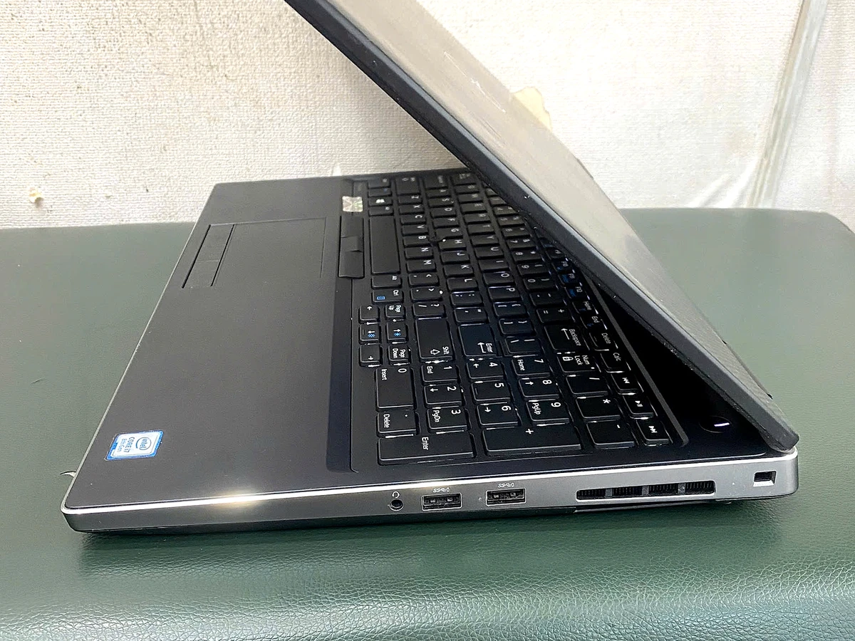 Laptop Dell Precision 7530 mở máy tổng thể