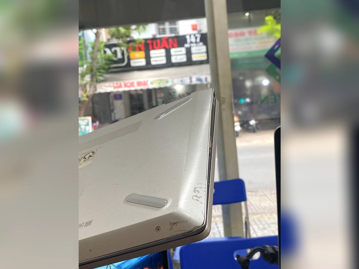 Laptop HP Pavilion x360 góc máy sườn trầy cấn nhẹ