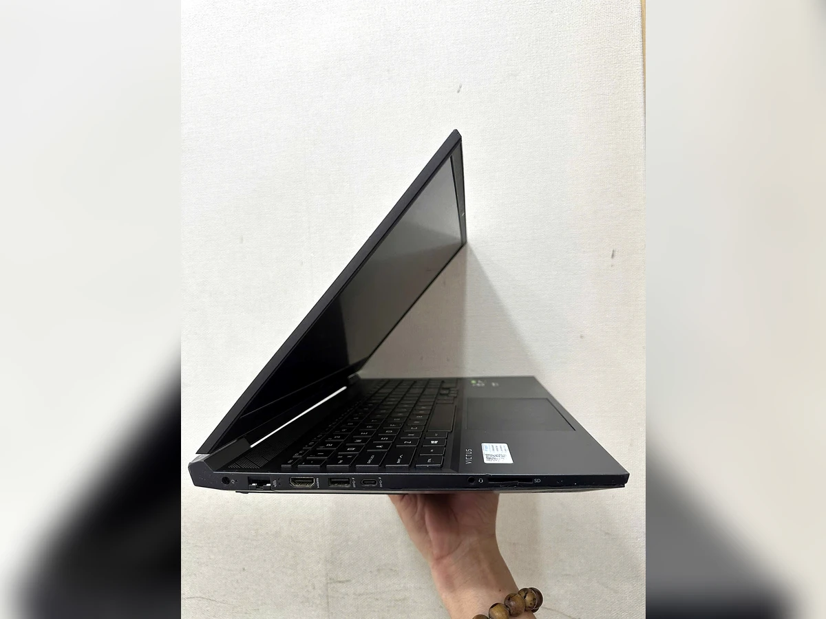 Laptop HP Victus 16 mở nghiêng tổng thể