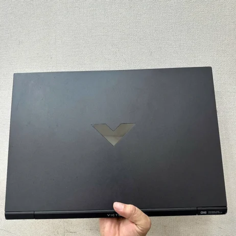laptop-hp-victus-16-nap-lung-logo-v Laptop HP Victus 16 nắp lưng logo chữ V