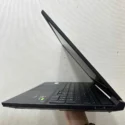 Laptop HP Victus 16 góc nghiêng cạnh phải cổng USB