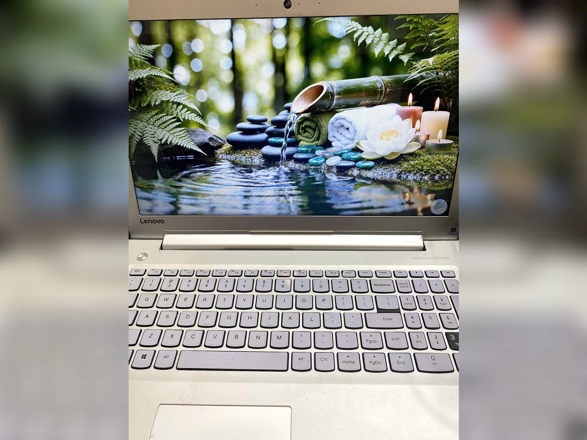Laptop Lenovo IdeaPad 510 mở máy bàn phím màn hình