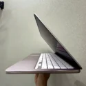 MacBook Neo 13 inch cạnh bên thân máy mỏng nhẹ