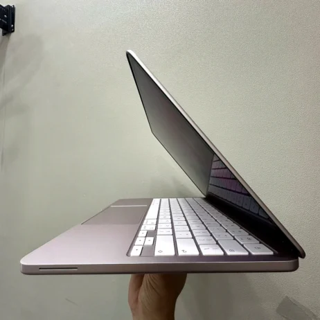 MacBook Neo 13 inch cạnh bên thân máy mỏng nhẹ