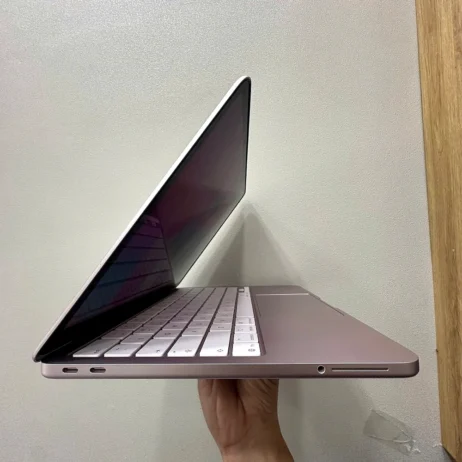 MacBook Neo 13 inch cạnh bên cổng USB-C và jack 3.5mm
