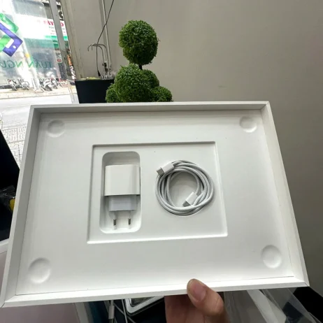 MacBook Neo 13 inch phụ kiện củ sạc và cáp USB-C