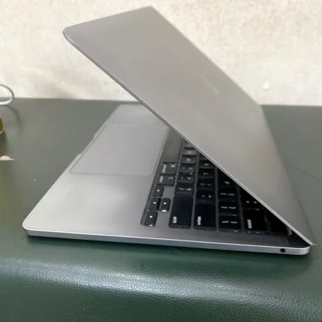 MacBook Pro 13 inch M1 2020 cạnh phải
