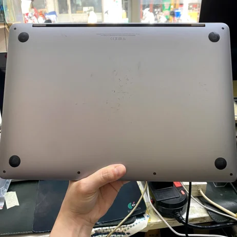 MacBook Pro 13 inch M1 2020 mặt đáy