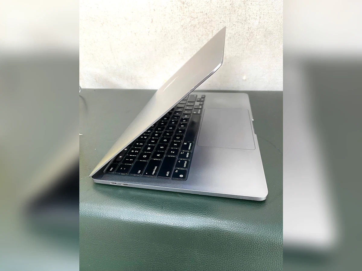 MacBook Pro 13 inch M1 2020 thiết kế nhôm nguyên khối
