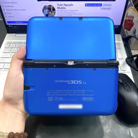 Nintendo 3DS LL xanh cũ mặt lưng khi gập