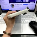 Nintendo Switch OLED trắng cũ cạnh bên chân dựng