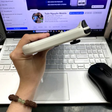 Nintendo Switch OLED trắng cũ cạnh bên chân dựng